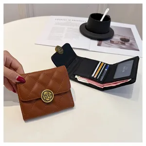 Portefeuille court matelassé élégant avec bouton camélia, multiples fentes pour cartes.