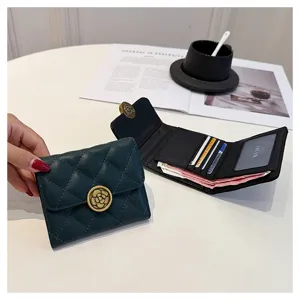 Portefeuille court matelassé pour femme, porte-monnaie minimaliste à cartes avec serrure camélia.