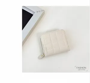 Portefeuille court matelassé minimaliste avec fermeture éclair pour femmes.