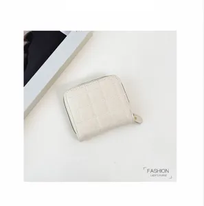 Portefeuille court matelassé blanc minimaliste avec fermeture éclair et design compact.
