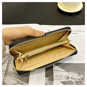 Dettaglio interno portafoglio lungo nero, scomparti multipli tasca con zip.