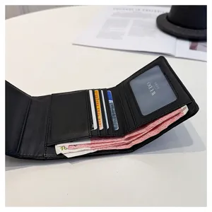 Détail de portefeuille court matelassé noir avec plusieurs emplacements et fenêtre ID.