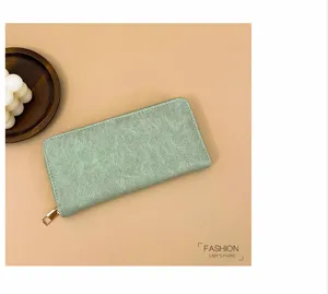 Vista detallada de cartera larga con cremallera verde menta, cuero PU vintage, elegante.