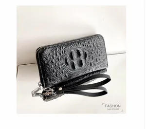 Portefeuille long noir motif crocodile avec dragonne et fermeture à glissière pratique.