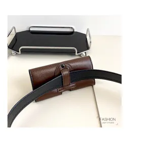Braune Ledergürteltasche mit schwarzem Gürtel, stylische Handytasche für den Alltag.