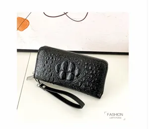 Vue détaillée du portefeuille long noir en motif crocodile classique avec dragonne.