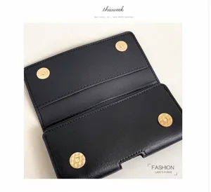 Detailansicht der schwarzen Leder Handytasche Innenstruktur mit magnetischen Knöpfen.