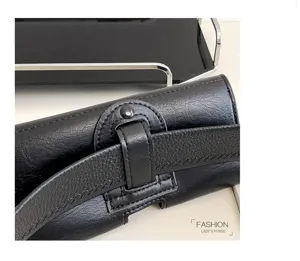 Nahaufnahme einer schwarzen PU-Leder Gürteltasche mit Schnalle Detailpräsentation.