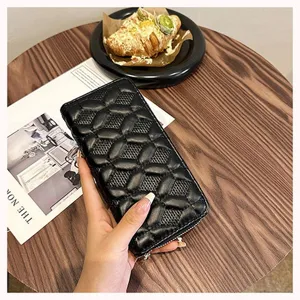 Stilvolle schwarze gesteppte lange Reißverschlussbrieftasche, große Kapazität Handtasche.