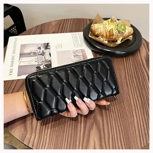 Schwarze gesteppte Geldbörse im Detail, elegante PU Leder Brieftasche mit Reißverschluss.