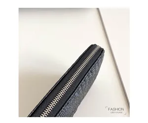 Vue détaillée d'un portefeuille long pour homme en crocodile avec fermeture à glissière.