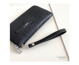 Portefeuille long noir motif crocodile avec dragonne et fermeture éclair pour femmes.