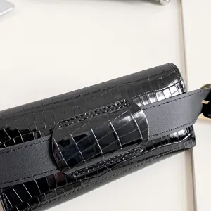Schwarze Kroko geprägte Ledergürteltasche, stilvolles Schnallendesign, lange Damenbrieftasche.