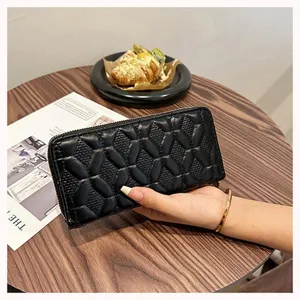 Schwarze gesteppte lange Geldbörse mit Reißverschluss, elegantes geometrisches Muster.