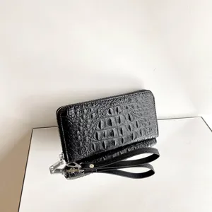 Portefeuille long pochette homme texture crocodile noir avec fermeture éclair et fentes cartes.
