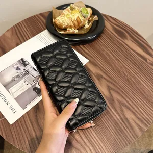 Schwarze gesteppte lange Geldbörse mit Reißverschluss, große Handytasche und Clutch.