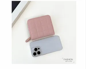 Vue détaillée du portefeuille court matelassé rose zippé, accessoire compact et élégant.