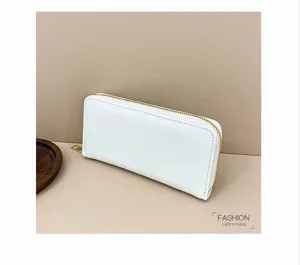 Monedero largo blanco clásico para mujer, diseño de gran capacidad con detalles dorados.