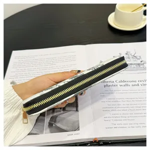 Vue détaillée du portefeuille long pour femme avec fermeture éclair métallique lisse.