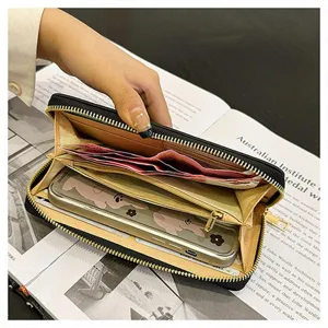 Dettaglio interno del pratico portafoglio nero lungo con zip e scomparti per carte.