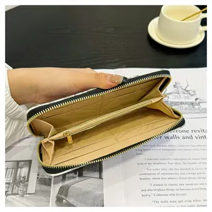 Portefeuille long élégant pour femme avec fermeture éclair, grands compartiments et cartes.