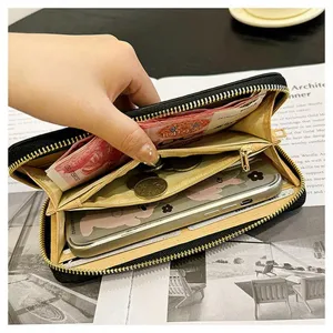 Portafoglio lungo nero da donna con cerniera, grande pochette con scomparti per carte.