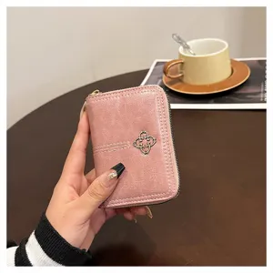 Portafoglio corto rosa da donna con cerniera e pelle morbida, dettaglio del porta carte.