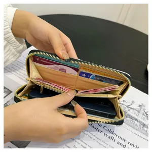 Portefeuille long pour femme à grande capacité, fentes multiples et fermeture éclair sécurisée.