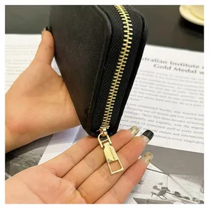 Classico portafoglio lungo nero con cerniera lampo per donne e dettagli metallici.