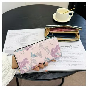Vue détaillée du portefeuille long zippé pour femme avec de nombreuses fentes.