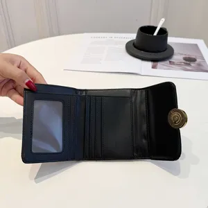 Portefeuille noir tridimensionnel minimaliste avec fentes pour cartes et fenetre ID.