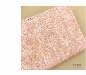 Vista detallada de la cartera tarjetero rosa para mujer con textura fina y costuras.