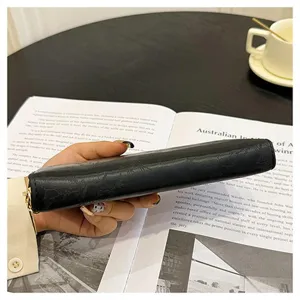 Portafoglio lungo donna nero con lampo, scomparti multipli per carte e grande capacità vista dettaglio.