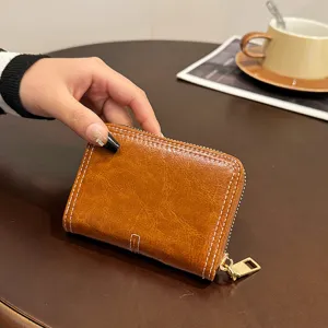Mini portafoglio donna in pelle morbida piccolo borsellino compatto con cerniera marrone.