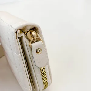 Portefeuille court matelassé blanc pour femme, porte-monnaie zippé minimaliste avec tirette.