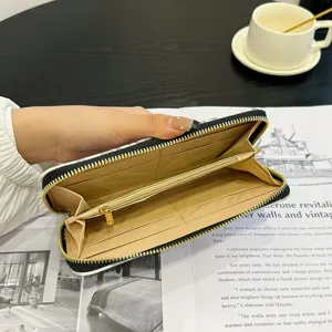 Portefeuille long zippé élégant pour femme avec emplacements cartes et monnaie en vue principale.