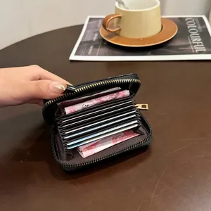 Mini portafoglio nero in ecopelle a fisarmonica porta carte con cerniera lampo.
