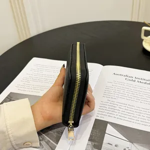 Portafoglio lungo nero da donna con zip, grande capacità e dettagli dorati per ogni occasione.