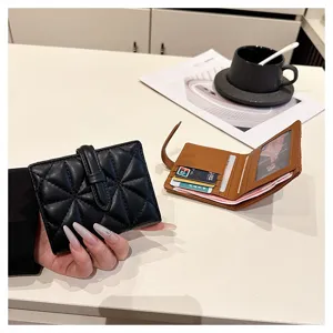 Portafoglio corto donna in pelle PU porta carte, classico design trapuntato con bottone a pressione.