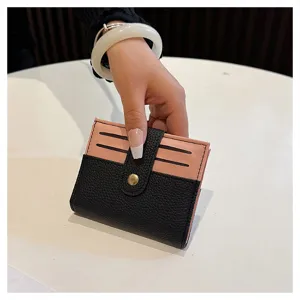 Portafoglio tascabile da donna bicolore in ecopelle con porta carte e chiusura a bottone.