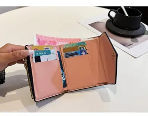 Vue détaillée du portefeuille pliant en cuir PU rose avec fentes pour cartes et compartiments.