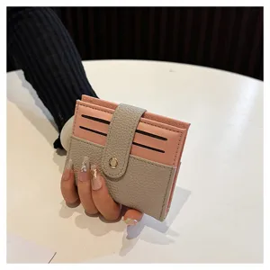 Primo piano di un portacarte minimalista bicolore rosa e grigio, design compatto e pratico.