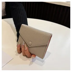 Portefeuille compact en cuir PU pour femmes, joli petit porte-monnaie enveloppe chic.