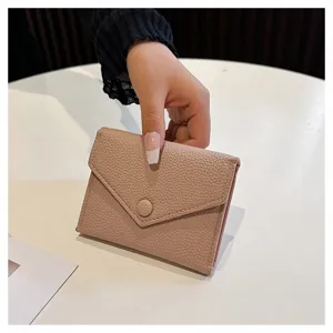 Gros plan sur le petit portefeuille pliage en cuir PU rose avec design enveloppe.