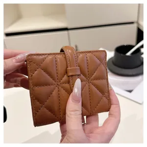 Portafoglio corto trapuntato in PU tinta unita da donna stile minimalista urbano chic