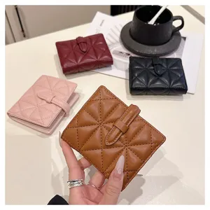 Portafoglio corto trapuntato in pelle PU da donna, elegante borsellino minimalista multicolore.