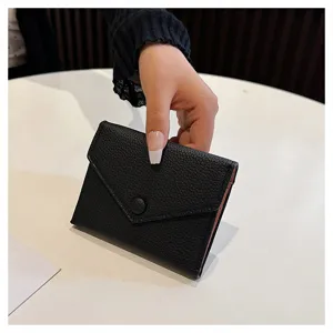Vue détaillée d'un élégant portefeuille court en cuir PU noir, style enveloppe compact et pratique.