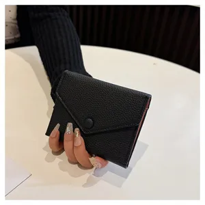 Gros plan d'un portefeuille pliant en cuir PU noir, design compact et texturé élégant.