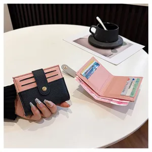 Portafoglio pieghevole minimalista da donna a contrasto con vari scomparti per carte.