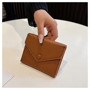 Vue détaillée d'un élégant porte-monnaie portefeuille court en cuir PU marron pour femmes.